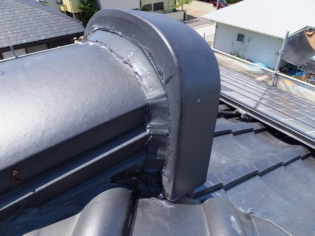 鬼瓦の裏側をシーリング材で補修